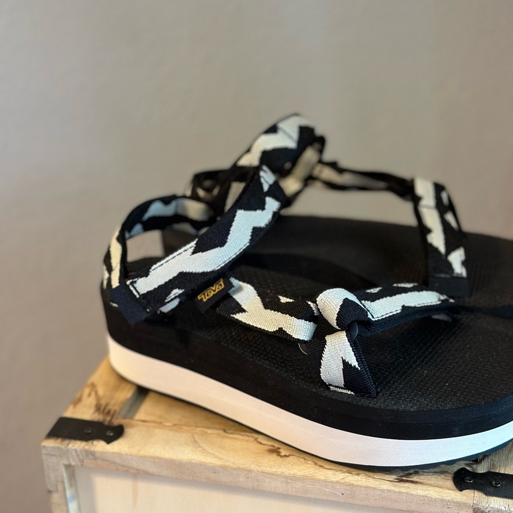 NWOT Teva Flatform Universal Platform Sandal